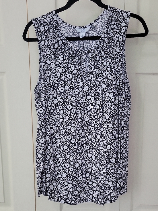 croft & barrow Tops - croft & barrow Black and White Floral Sleeveless Tank Blouse